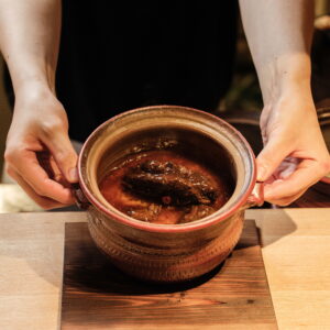 やわらかく炊いた肉塊の土鍋ごはん