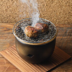 炭で焼き上げた。肉汁溢れる自家製つくね