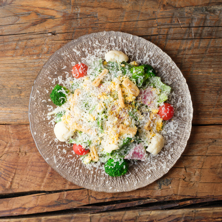 ロメインレタスと削りたまごのシーザーサラダ-自家製いしりドレッシング-