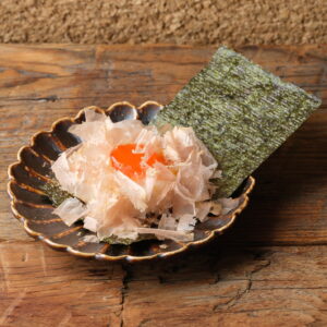 卵黄醤油漬けとかつおぶしのおにぎり